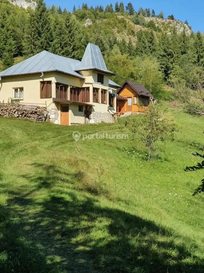 Casa Undeva la Moșie