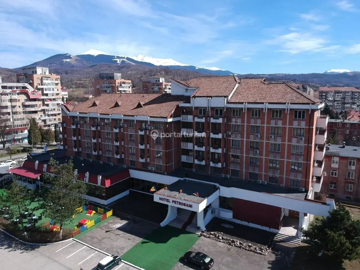 Camere de închiriat - Hotel Petroshani SRL