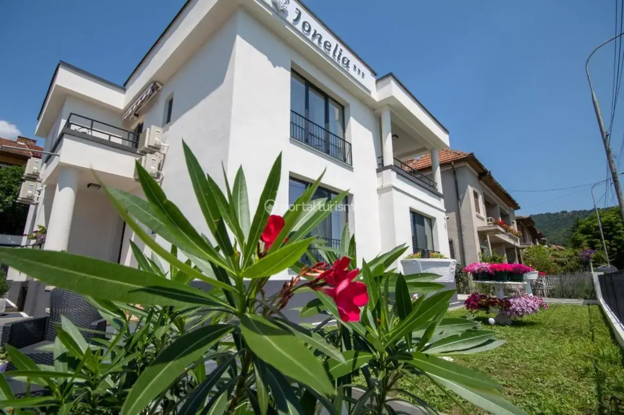 Camere de închiriat Ionelia