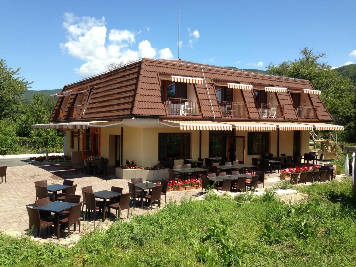 Cazare Pensiune Valea Lupului