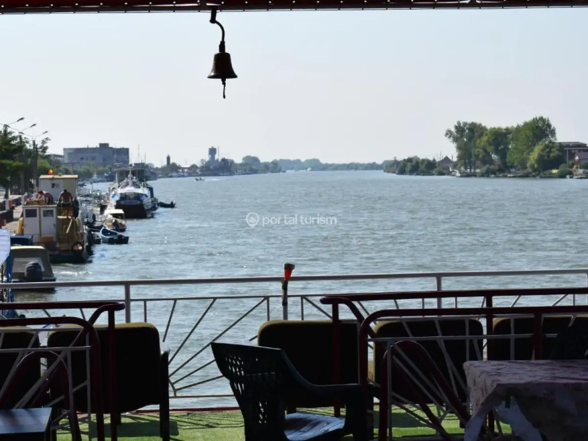 Hotel Plutitor Sfântul Constantin