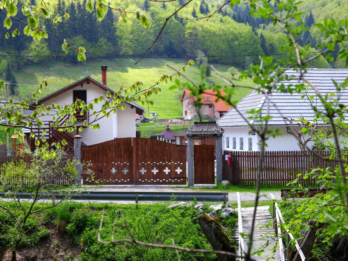 Cazare Gospodăria lui Nea Ion