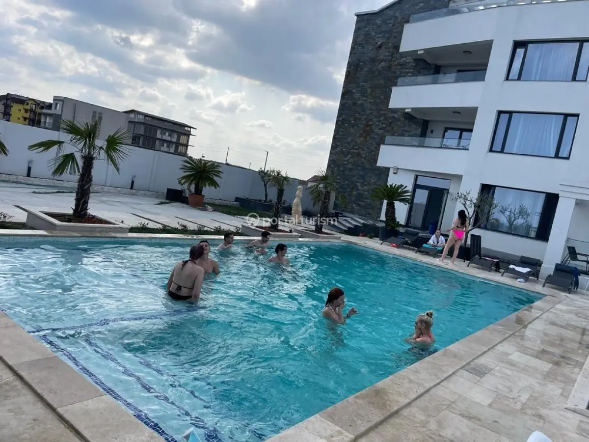 Suite Pool Golful Francez