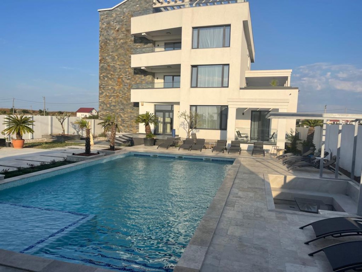 Accommodation Suite Pool Golful Francez